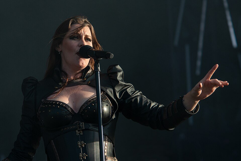 Floor Jansen durante apresentação no festival Hellfest em 2022